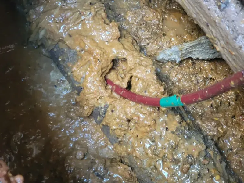 당진 배관 바닥에 쌓인 슬러지